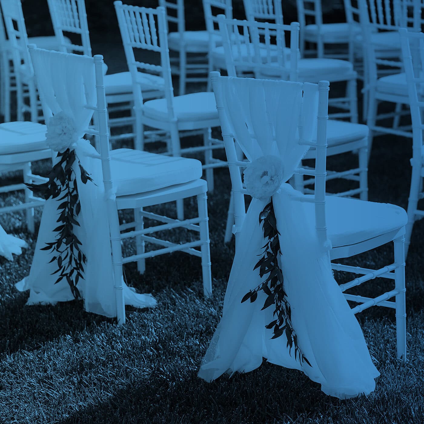 Home 4 Sedie per eventi e matrimoni all'aperto, decorate con drappi e fiori, pronte per un matrimonio elega.
