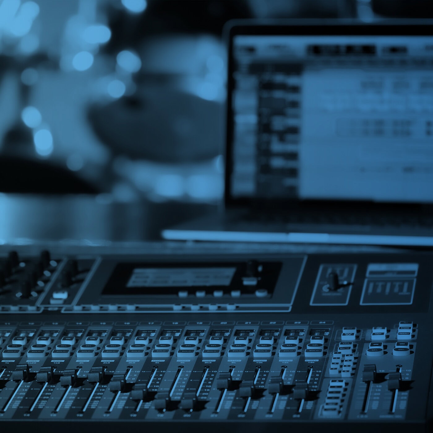 Home 3 Mixer audio professionale e laptop per produzione musicale dal vivo.